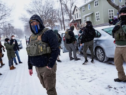 Agente del ICE durante un operativo en Minneapolis, Minnesota