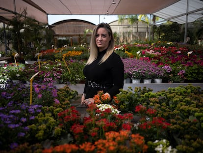 Galicia Méndez, de 38 años, en el vivero Flores de Patiño de Murcia, el 4 de abril.