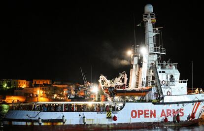 El barco de rescate español 'Open Arms' llega al puerto de Lampedusa después de que la Fiscalía italiana decretase su desembarco.