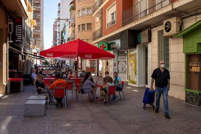 Ambiente en una calle de Lleida, el sábado. La comarca tiene una población de poco más de 200.000 habitantes y 1.400 kilómetros cuadrados de superficie.
