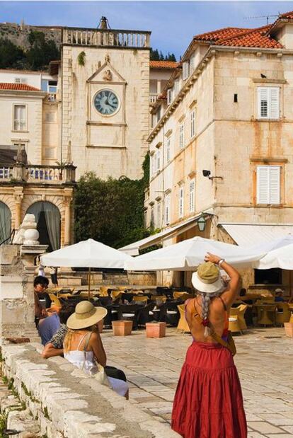 Terrazas en la plaza central de Hvar, con la Torre del Reloj.