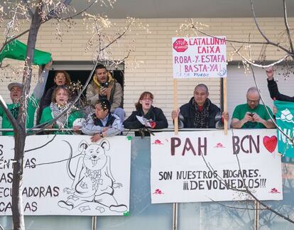 Miembros de PAH ocupan simb&oacute;licamente un bloque de pisos de Sagrera 