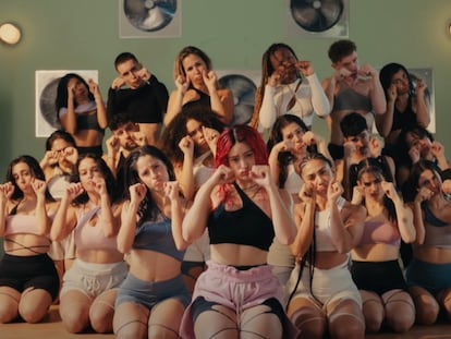 Rosalía, en el centro y con el pelo rojo, durante la coreografía de su videoclip 'Chicken Teriyaki'.
