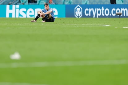 Federico Valverde, al final de un partido de la fase de grupos del Mundial de Fútbol Qatar 2022 entre Ghana y Uruguay en el estadio Al-Janoub, en Al-Wakrah (Catar). 
