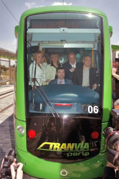 Esperanza Aguirre, Rafael Simancas, Miguel Sebastián y Tomás Gómez, durante la inauguración del tranvía en mayo de 2007.