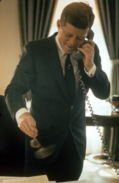 John F. Kennedy usando un teléfono real, no como el famoso teléfono rojo, en su despacho de la Casa Blanca (1961).