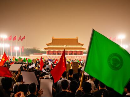 Manifestantes en la plaza Tiananmén generados por la API (puente que permite acceder directamente a la aplicación) de la empresa china DeepSeek.