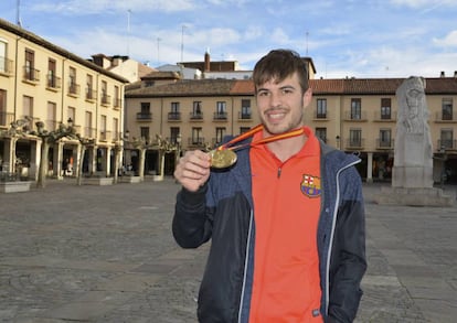 Óscar Husillos, la pasada semana, en la Plaza Mayor de Palencia con su medalla del campeonato de España.