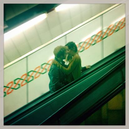 05-10-2014. Un hombre y una mujer bajan por la escalera mecánica del metro de La Latina.