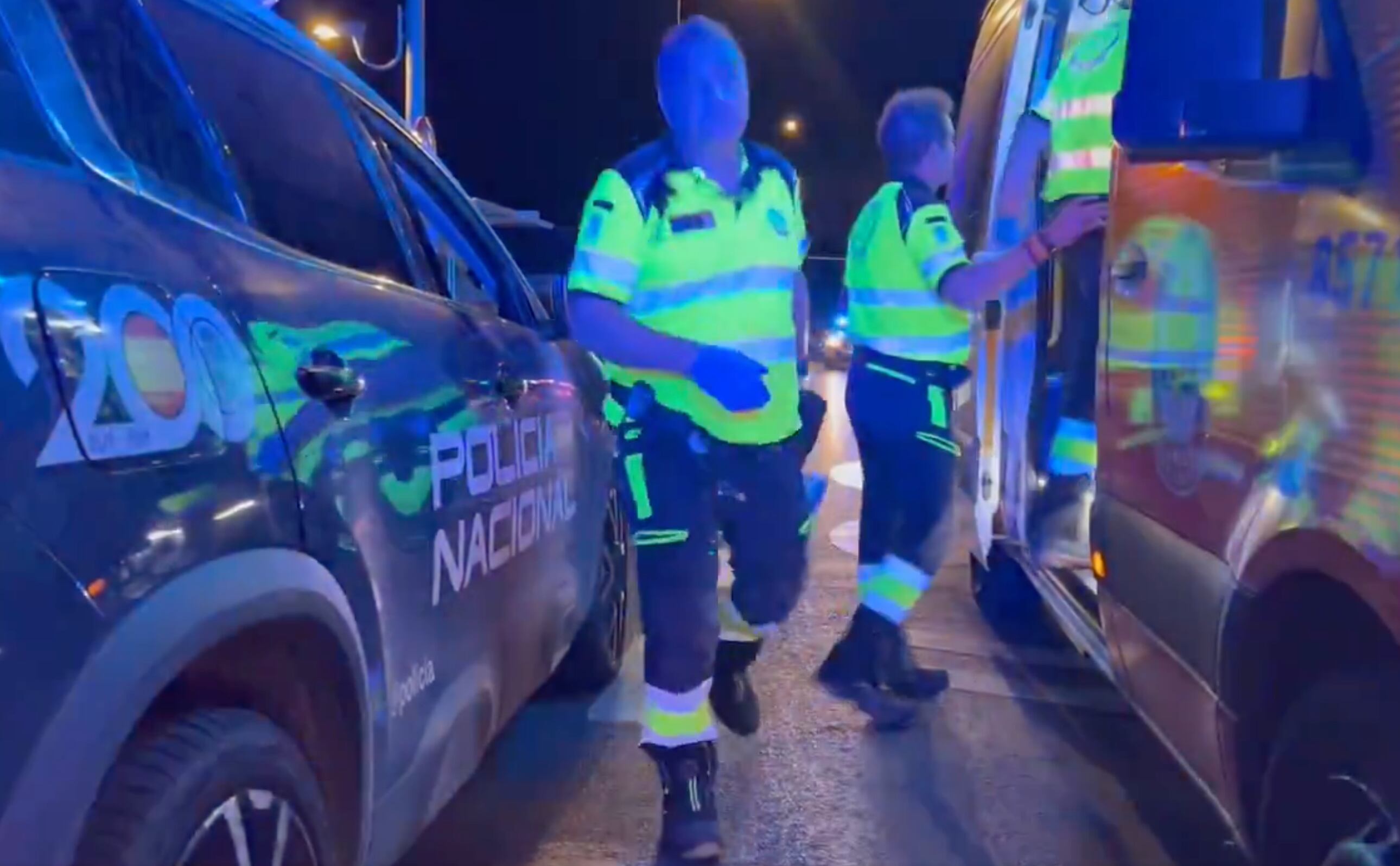 Los efectivos del Samur, junto a un coche de policía, en el lugar en el que apuñalaron a los tres jóvenes el viernes en Moncloa.