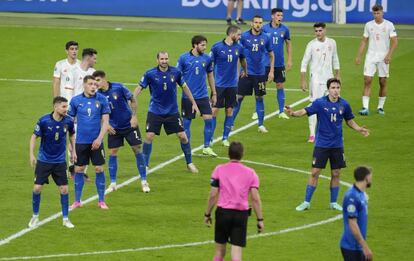 Los jugadores del equipo italiano forman una barrera, antes del lanzamiento de una falta de España.