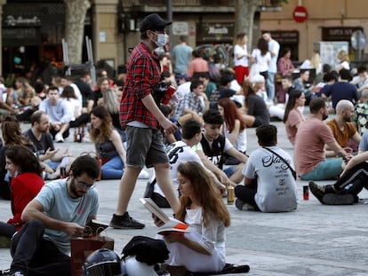 Multitud de jóvenes toman cervezas en la plaza del Sol del barrio de Gràcia.
