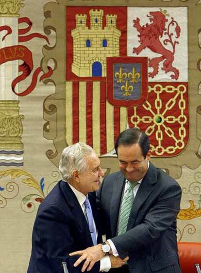 Carlos Dívar saluda al presidente del Congreso, José Bono.