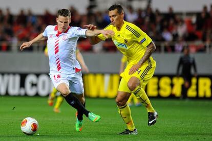 Gameiro trata de irse de un rival.