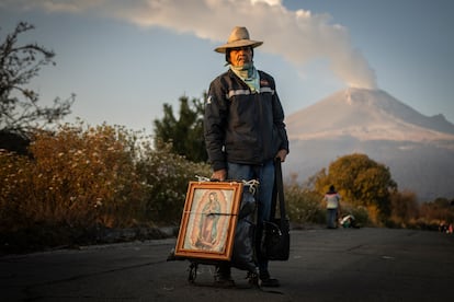 Entre las diversas peregrinaciones que salen de todos los estados, los peregrinos del Barrio de Santo Domingo, ubicado en el corazón de Puebla, recorren anualmente más de 130  kilómetros para llegar a la Basílica de Guadalupe. Los vecinos de este barrio han consolidado una familia alrededor de esta manda de fe que trasciende generaciones, pues José Roberto León 'El Meco', el más grande del barrio que ha caminado por El Paso de Cortés  por más de 40 años, acompaña a los más jóvenes que no llevan más de un año. Uno de los parajes más conocidos de las peregrinaciones es el Paso de Cortés, la brecha que existe entre los volcanes Popocatépetl e Iztaccíhuatl, más de 30 kilómetros de cerro, para cruzar de Puebla al Estado de México.