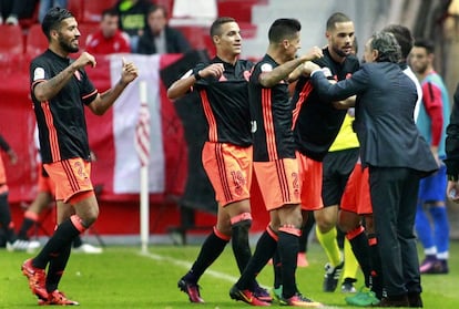 Varios jugadores del Valencia celebran con Prandelli el segundo gol.