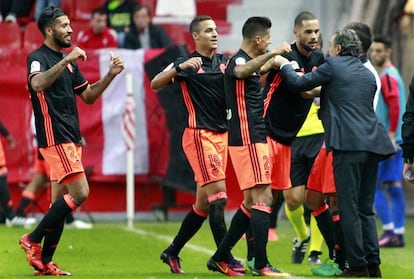 Varios jugadores del Valencia celebran con Prandelli el segundo gol. 