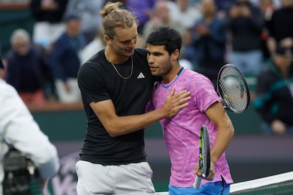 Zverev felicita a Alcaraz, tras finalizar el partido.  