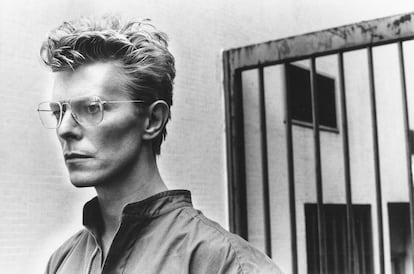 David Bowie, uno de los personajes famosos que posaron para el objetivo de Newton. La imagen fue tomada en Montecarlo, en 1982.