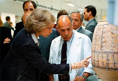 La Reina, durante su visita al Museo Arqueológico de Alicante, con uno de los restauradores del centro.