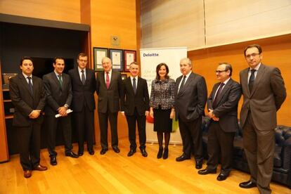 Iñigo Urkullu, en el centro, en la jornada organizada por la APD en Bilbao.