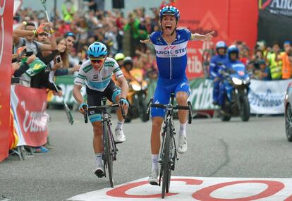 Enric Mas celebra la victoria junto a Miguel Ángel López.