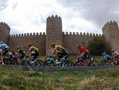 El pelotón a su paso por Ávila.