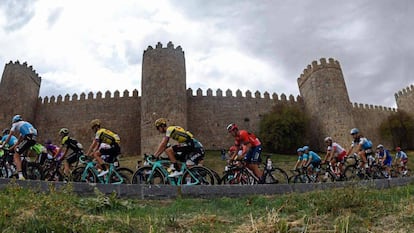 El pelotón a su paso por Ávila.