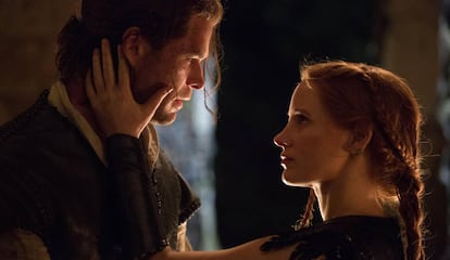 Chris Hemsworth junto a Jessica Chastain en 'El cazador y la reina del hielo'