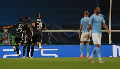 Los jugadores del Lyon celebran un gol este sábado ante el City en los cuartos de final de la Champions.