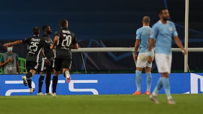 Los jugadores del Lyon celebran un gol este sábado ante el City en los cuartos de final de la Champions.