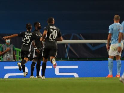 Los jugadores del Lyon celebran un gol este sábado ante el City en los cuartos de final de la Champions.