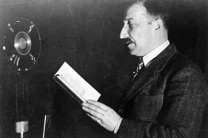 Stefan Zweig

El autor austriaco, que huyó del nazismo y la Segunda Guerra Mundial, publicó esta sentencia en su libro El mundo de ayer. “Toda sombra es, al fin y al cabo, hija de la luz y solo quien ha conocido la claridad y las tinieblas, la guerra y la paz, el ascenso y la caída, solo este ha vivido de verdad”.