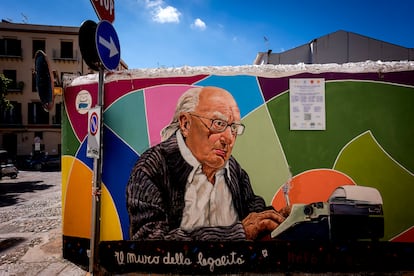 Mural de Andrea Camilleri en Palermo.