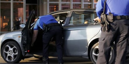 Oficiales de polic&iacute;a de Ginebra requisan un coche este viernes en el aeropuerto Cointrin tras elevar el nivel de alerta de ataques terroristas.