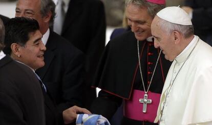 Diego Armando Maradona, con el Papa Francisco.  