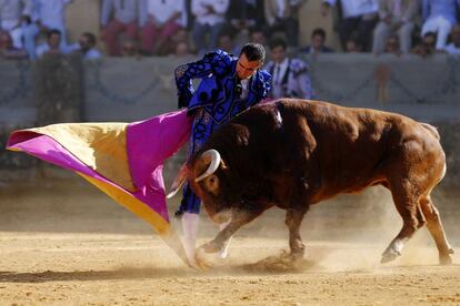 El diestro David Fandila "El Fandi" en su faena con el capote.