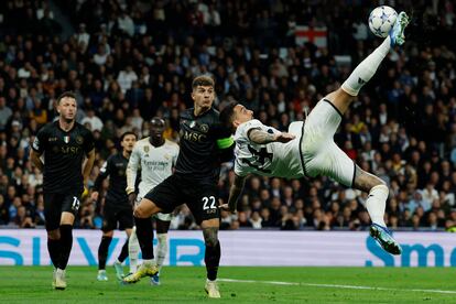 Joselu realiza un remate espectacular en un momento del partido.