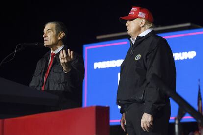 Mehmet Oz y Donald Trump, en un acto de campaña en Greensburg (Pensilvania)