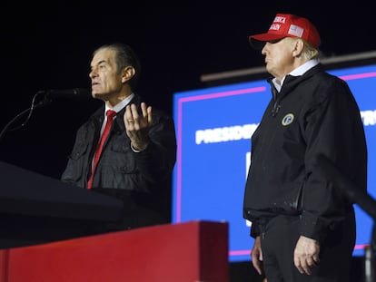 Mehmet Oz y Donald Trump, en un acto de campaña en Greensburg (Pensilvania)