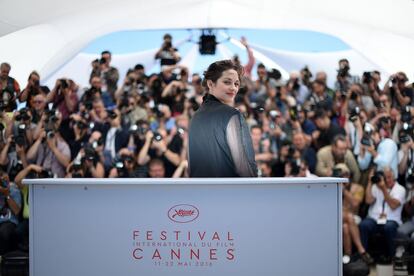 La actriz francesa Marion Cotillard posa durante el pase gráfico de la película 'Juste la Fin du Monde' en la 69º edición del Festival Internacional de Cine de Cannes en Francia, 19 de mayo de 2016.