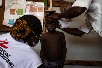 La enfermera Carol Stella Djomako y un compañero miden la altura de un niño en el centro de salud de Kourgui. Pulsa en la imagen para ver la galería completa.