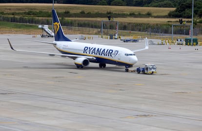 Un avión de Ryanair en el aeropuerto de Manchester.