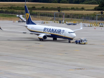 Un avión de Ryanair en el aeropuerto de Manchester.