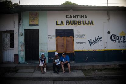 En Huitxla, Chiapas, el grupo de madres centroamericanas —acompañado por personal de la Comisión Nacional de los Derechos Humanos (CNDH) y del Centro de Derechos Humanos Fray Matías de Córdoba—, recorrieron la zona, famosa por sus cantinas, pero también por ser punto de explotación sexual de mujeres provenientes de distintos puntos del país y de Centroamérica.