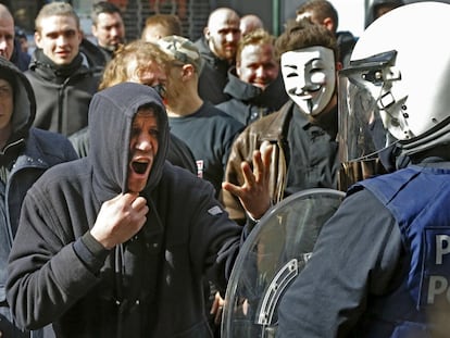 Manifestantes em confronto com a polícia no domingo, em Bruxelas.