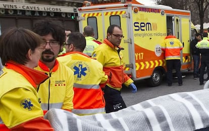 Miembros del SEM atienden a un herido en Barcelona, en una imagen de archivo.