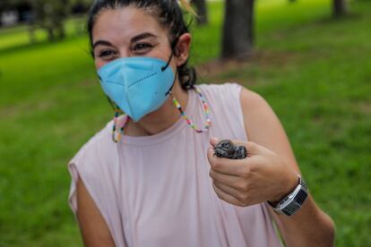 La consejera de Agricultura, Mireia Mollá, durante una suelta de aves en el centro de recuperación de fauna ‘La Granja de El Saler’ la pasada semana.  