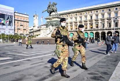 Soldados con mascarillas patrullan la plaza del Duomo, en el centro de Milán (Italia), este lunes.