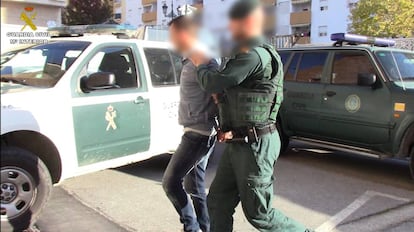 Traslado de uno de los detenidos en la Operación Maverick en una imagen cedida por la Guardia Civil.